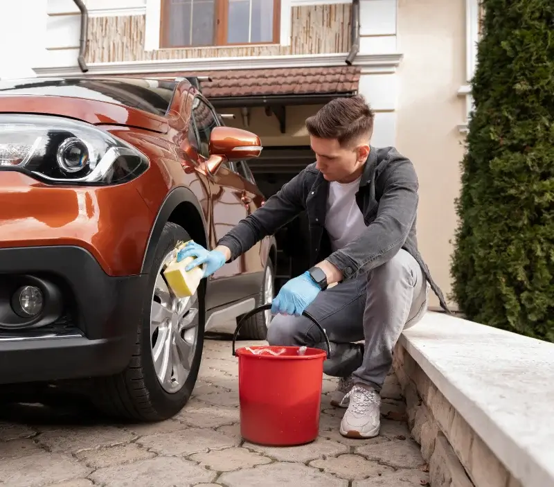 Lavage auto à domicile Allassac : professionnel intervenant sur un véhicule